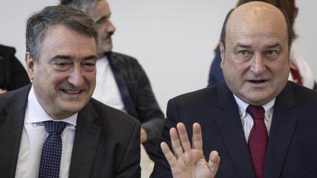 El presidente del PNV, Andoni Ortuzar (d), y su sucesor en el cargo, Aitor Esteban, durante la presentación de Euskorpus / EFE
