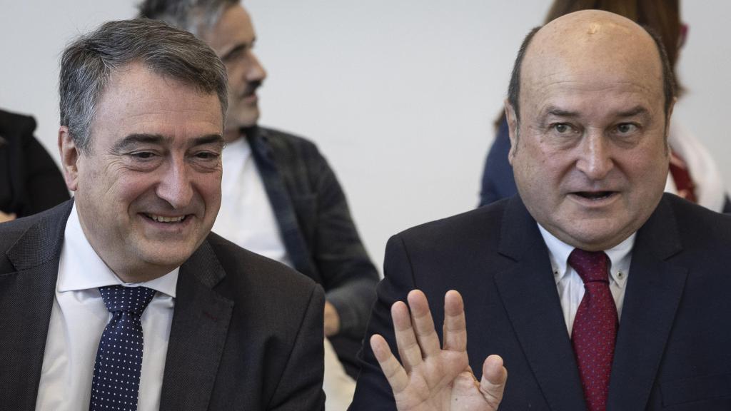 El presidente del PNV, Andoni Ortuzar, y su sucesor en el cargo, Aitor Esteban