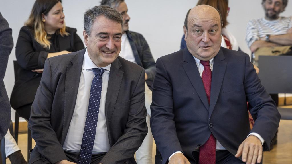 El presidente del PNV, Andoni Ortuzar (d), y su sucesor en el cargo, Aitor Esteban, durante la presentación de Euskorpus / EFE