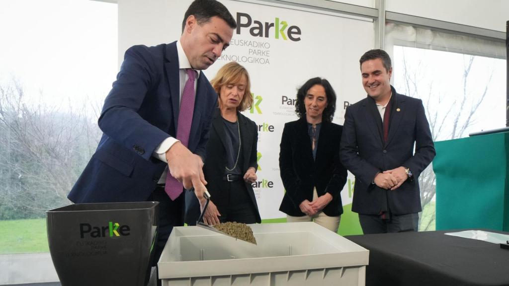 El lehendakari, Imanol Pradales, en el acto de colocación de la primera piedra de su primer edificio en propiedad del Campus Hernani