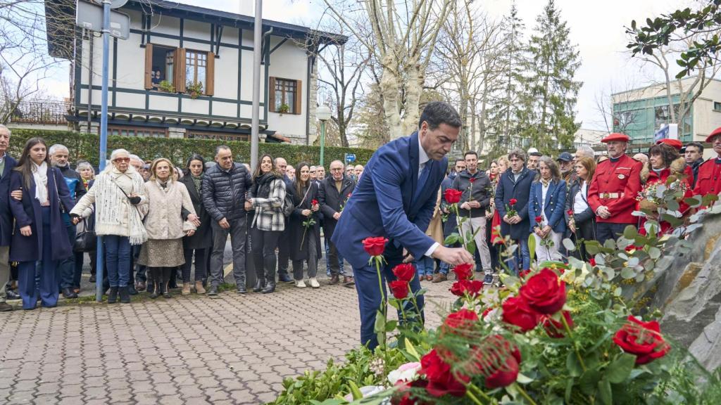 El lehendakeri, Imanol Pradales, participa en la ofrenda floral en homenaje a Fernando Buesa y a su escolta Jorge Díez