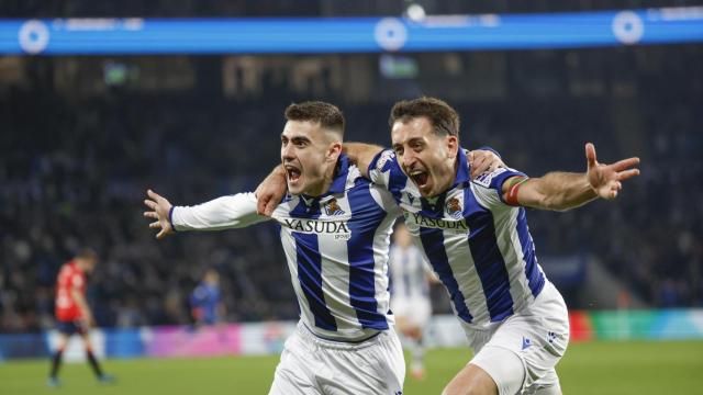Barrenetxea y Oyarzabal celebran un gol anotado por la Real esta temporada.