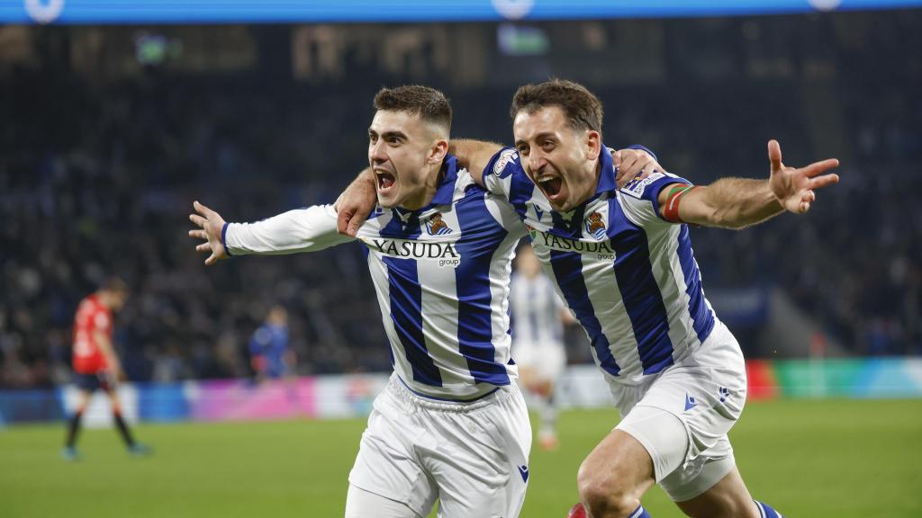 Barrenetxea y Oyarzabal celebran un gol anotado por la Real esta temporada.