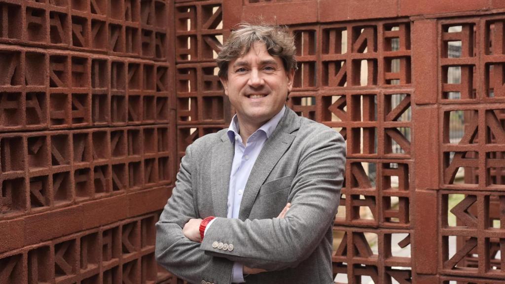 Eneko Andueza posa en el Parlamento vasco.