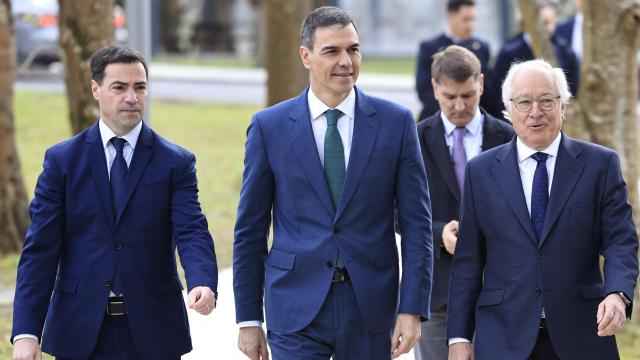 Pedro Sánchez con Imanol Pradales y el presidente de ITP Aero, Juan María Nin / EFE