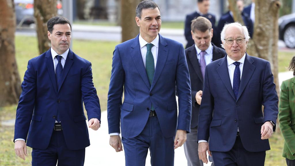 Pedro Sánchez con Imanol Pradales y el presidente de ITP Aero, Juan María Nin / EFE