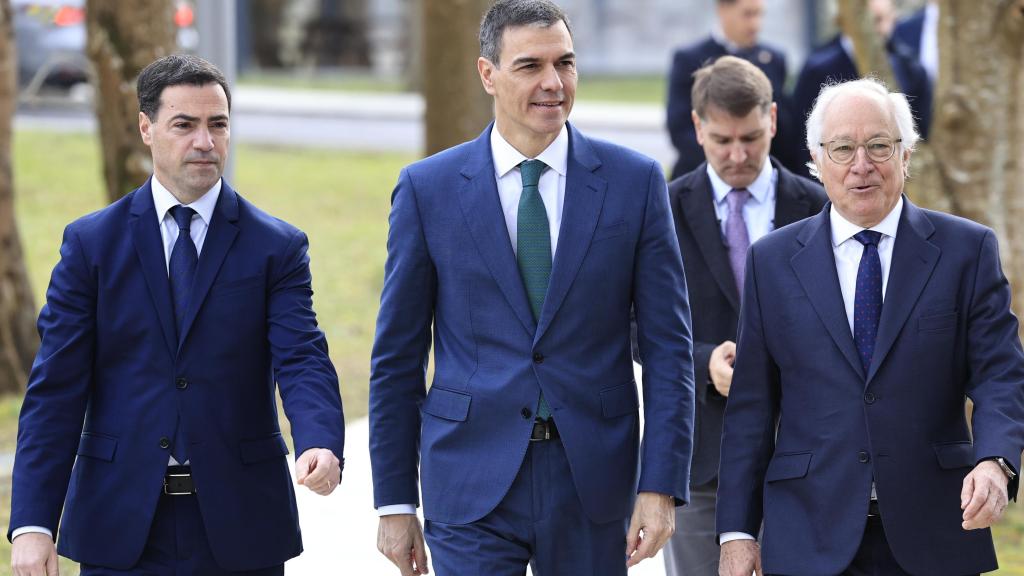 Pradales y Pedro Sánchez junto al presidente de ITP, Juan María Nin