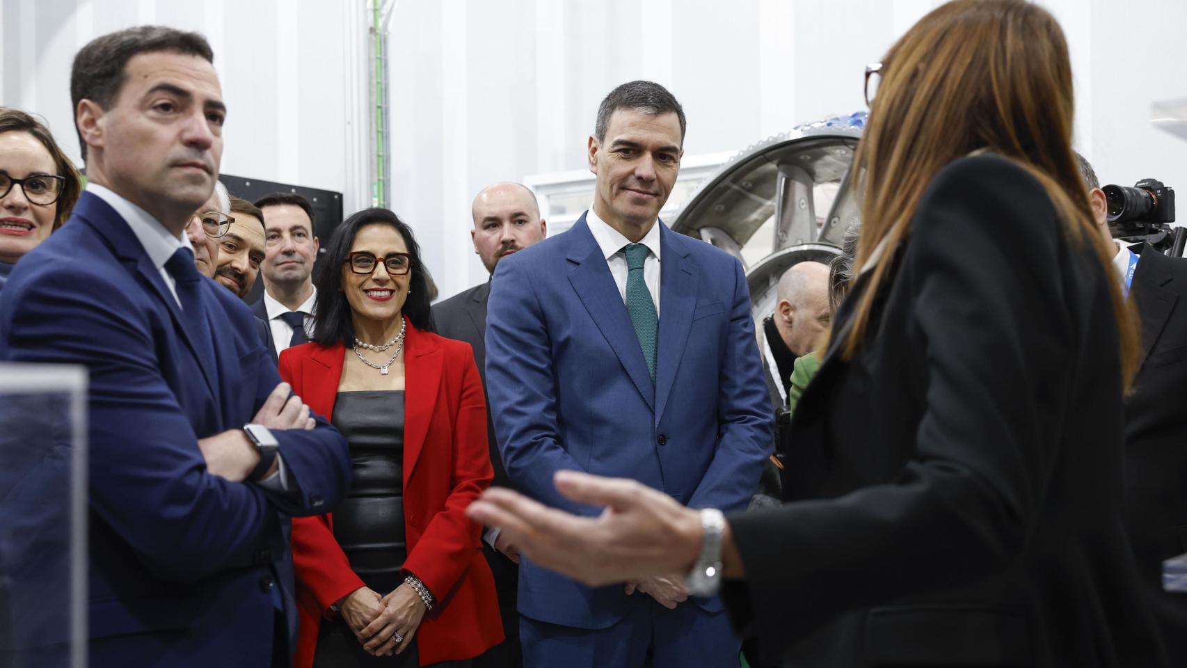 Imanol Pradales y Pedro Sánchez junto a la CEO de ITP, Eva Azoulay