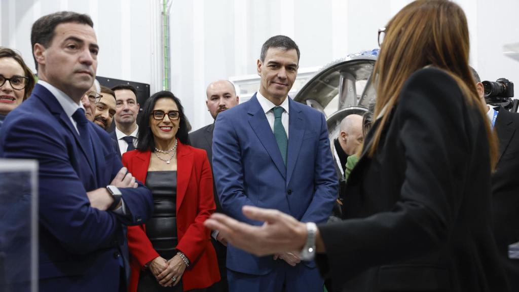 Imanol Pradales y Pedro Sánchez junto a la CEO de ITP Aero, Eva Azoulay, en las instalaciones de la compañía vizcaína