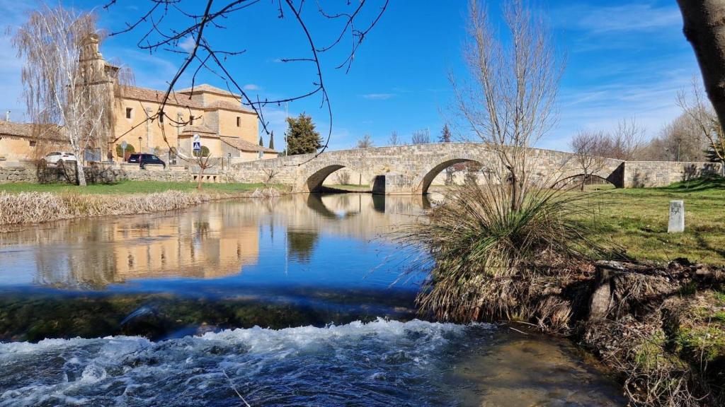 Una caminata de apenas 15 minutos desde El Burgo de Osma nos lleva hasta el castillo y Puente / A. VIRI