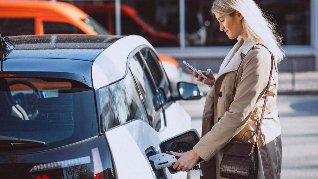 Una persona carga su coche eléctrico