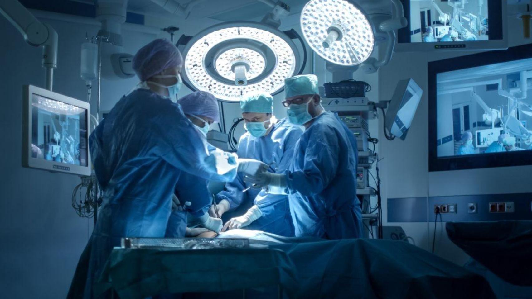 Médicos trabajando.