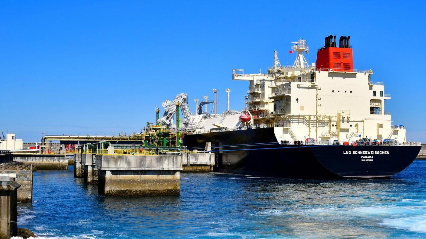 Un buque de gas en el Puerto de Bilbao