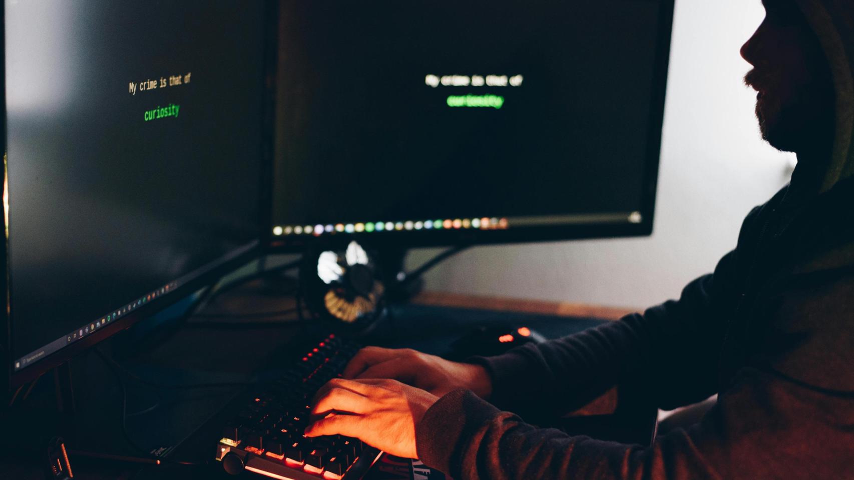 Un hacker frente al ordenador
