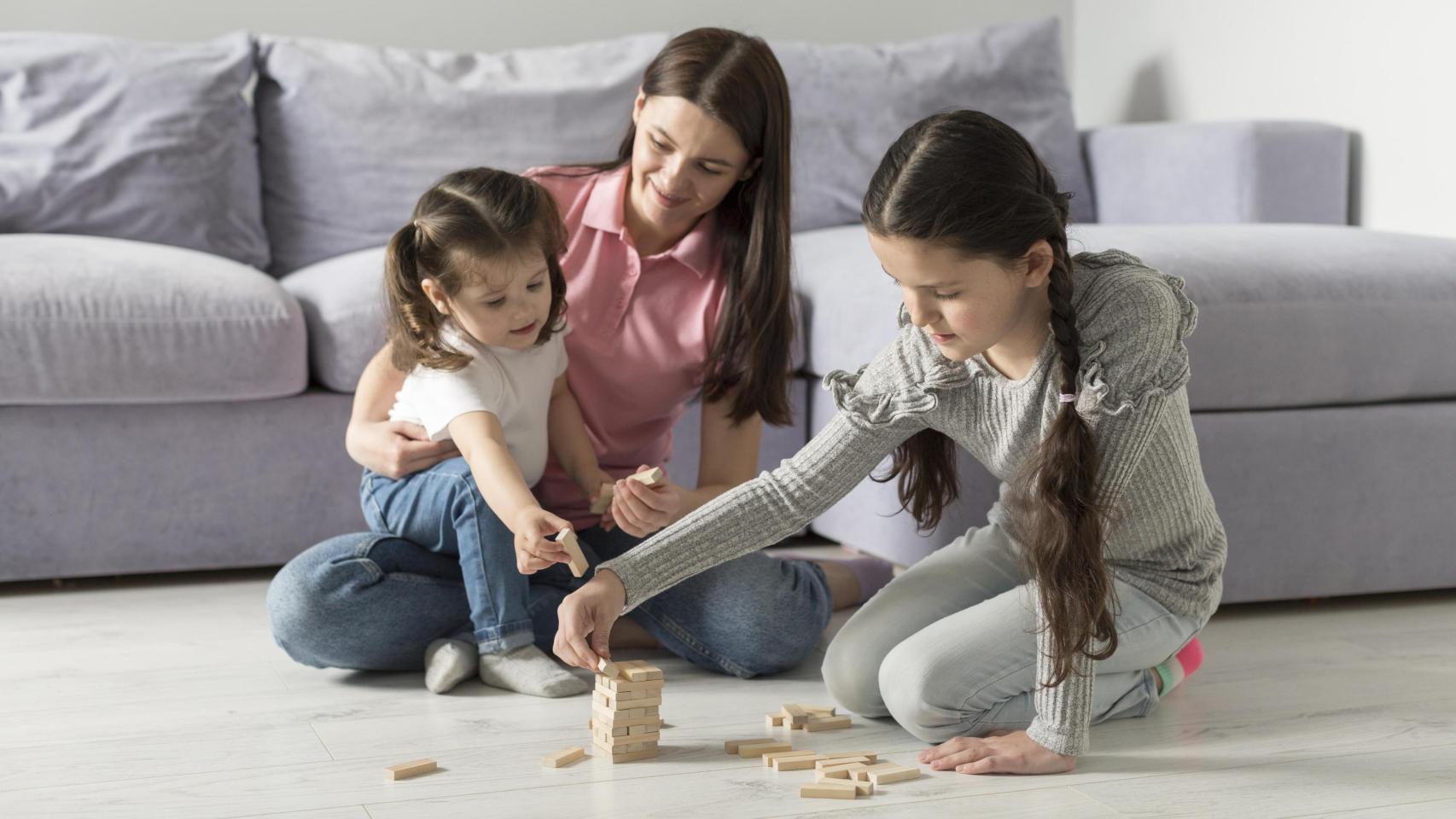 Una madre cuida de sus hijos.