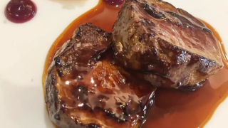 Plato del restaurante del pequeño pueblo de Euskadi.