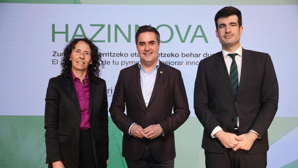 Jauregi acompañado de la directora general de Innobasque, Leire Bilbao, y del director general de SPRI, Jon Ansoleaga.