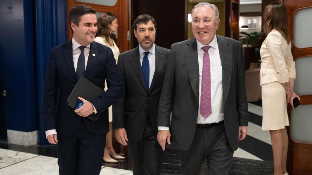 El consejero vasco de Industria, Mikel Jauregi, junto al presidente de Kutxabank, Antón Arriola, y José Antonio Jainaga en el desayuno informativo de Bilbao