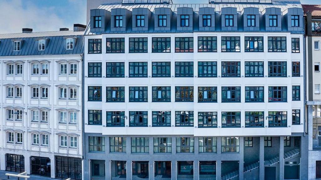 Axel Bilbao se sitúa en el Muelle de La Merced, a orillas de la ría.