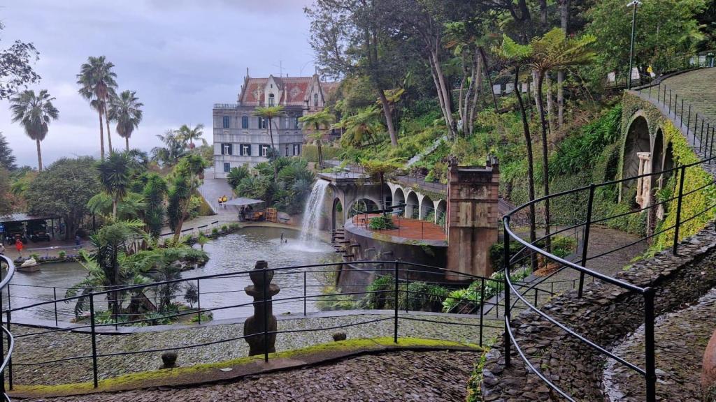 Los Jardines de la propiedad, que primero fue residencia consular y después palaciega, pasan por ser unos de los más bellos del mundo. Mas de 100.000 especies de plantas conviven con llamativa ornamentación de la que disfrutan cisnes o pavos reales / A. VIRI
