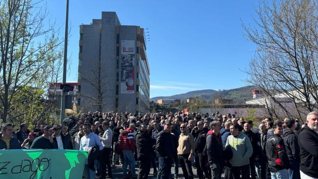 La plantilla de Bridgestone se concentra a las puertas de la fábrica en Basauri antes del anuncio del ERE