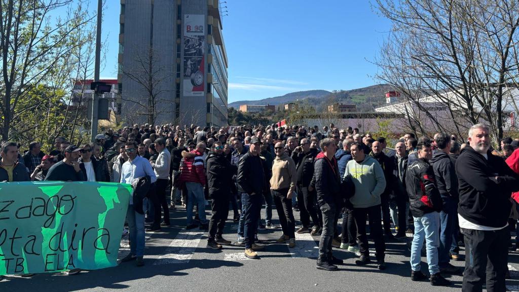 La plantilla de Bridgestone se concentra a las puertas de la fábrica en Basauri