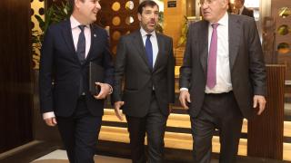 Kutxabank y Mondragon tienen la llave para la entrada de los fondos de pensiones en empresas