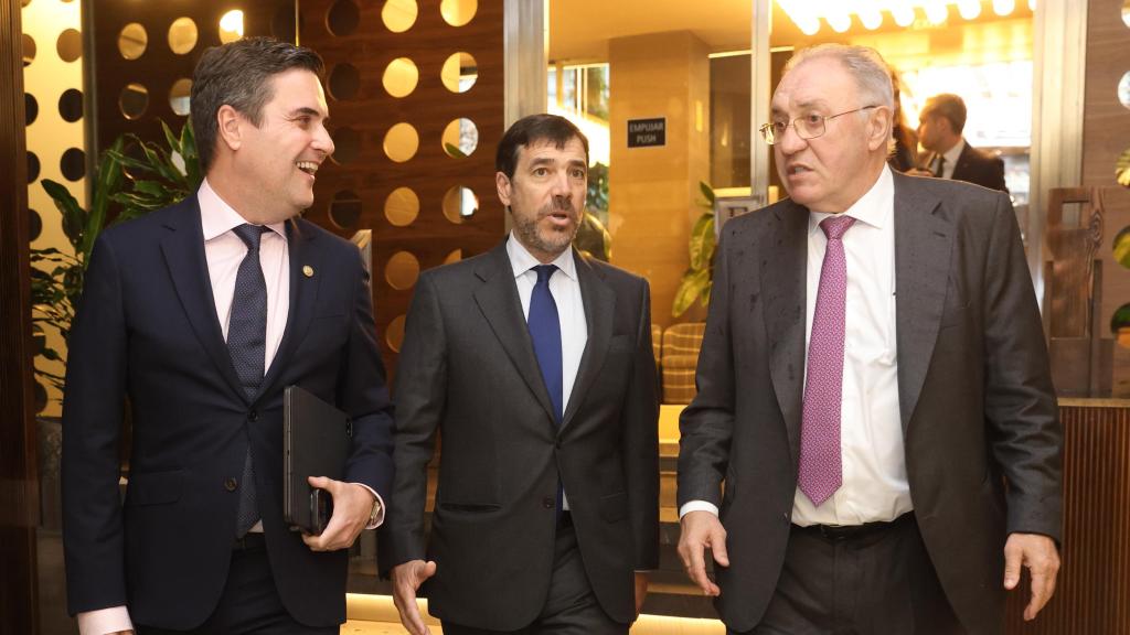 El consejero Mikel Jauregi con Antón Arriola, de Kutxabank, y José Antonio Jainaga / Irekia