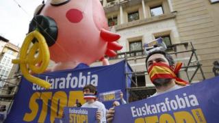Protesta de Sortu contra la euskarafobia frente al TSJPV.