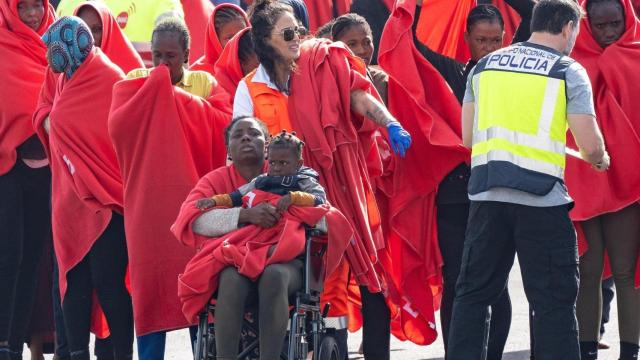 Los servicios sanitarios atienden a migrantes llegados en cayuco a Puerto Naos (Imagen de Archivo) / Europa Press