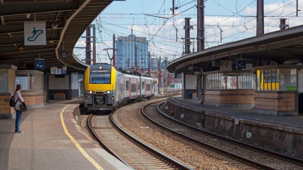 Un tren belga de la SNCB llega a una estación belga.