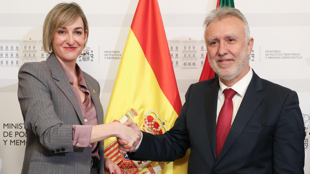 El ministro de Política Territorial, Ángel Víctor Torres, y la consejera de Gobernanza, Administración Digital y Autogobierno, Maria Uberretxena, se saludan después de la reunión de la Comisión Mixta de Transferencias. / Irekia