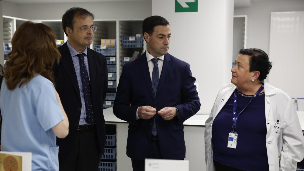 El lehendakari, Imanol Pradales, y el consejero de Salud, Alberto Martínez, han inaugurado en Bilbao la nueva Unidad de Cuidados Paliativos del Hospital de Santa Marina / MIGUEL TOÑA - EFE