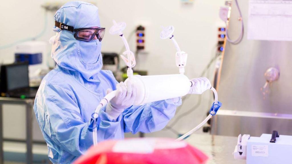 Una empleada de VIVEBiotech, durante una jornada laboral.