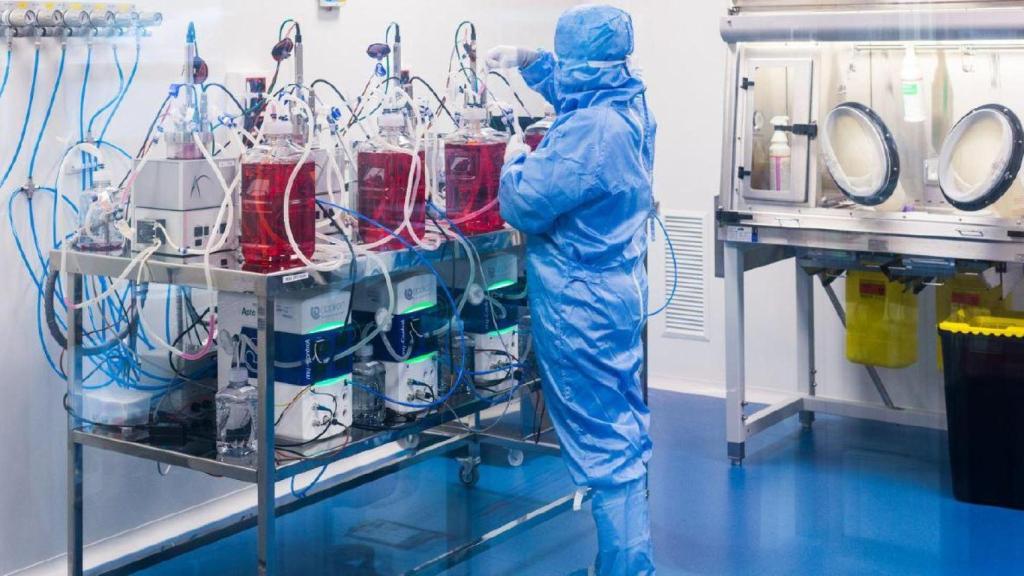 Un trabajador de la empresa vasca, durante una jornada laboral.