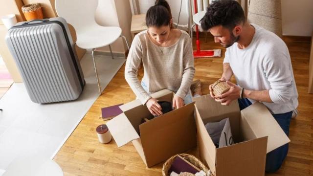 Imagen de dos jóvenes independizados