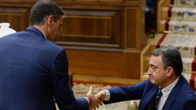 El portavoz del PNV, Aitor Esteban, da la mano al presidente del Gobierno, Pedro Sánchez / JAVIER LIZÓN - EFE