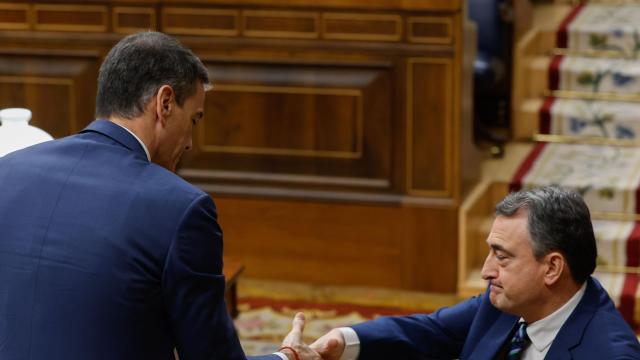 El portavoz del PNV, Aitor Esteban, da la mano al presidente del Gobierno, Pedro Sánchez / JAVIER LIZÓN - EFE