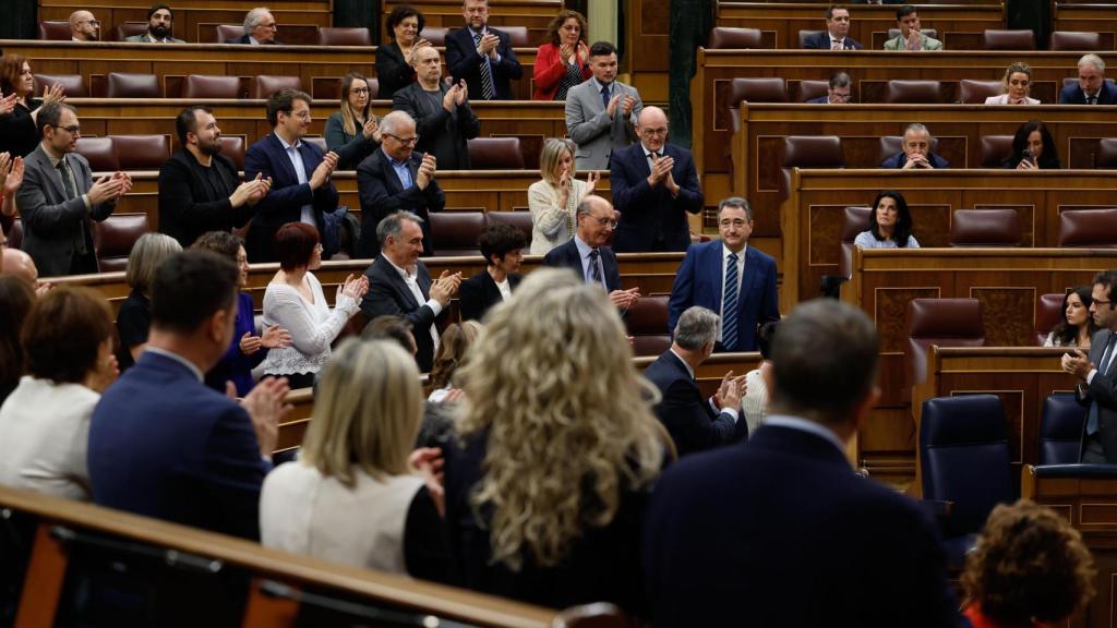 El portavoz del PNV, Aitor Esteban, recibe aplausos en el Congreso / JAVIER LIZÓN - EFE