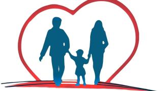 Silueta de una familia rodeada de un corazón rojo