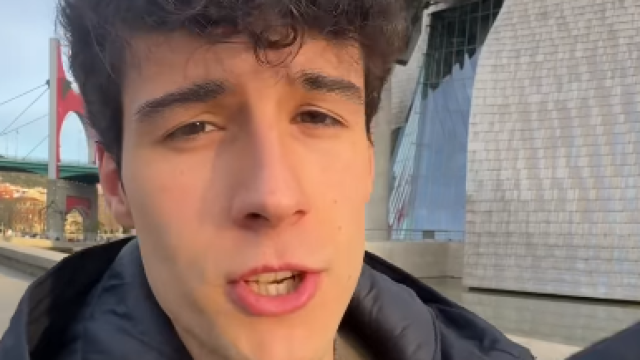 El tiktoker e instagrammer Eleder Iglesias muestra el monumento de Bilbao.