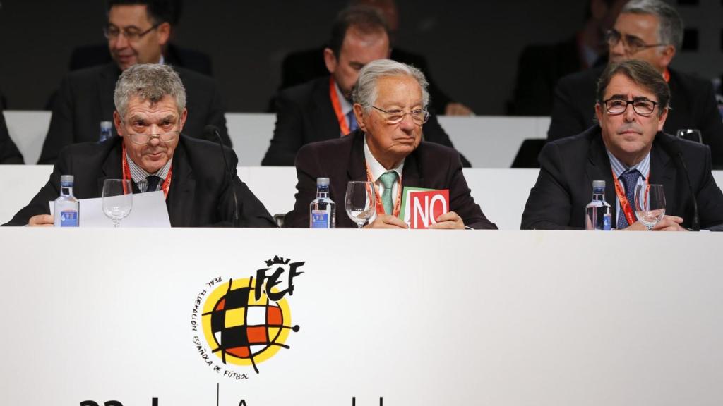 Juan Padrón, en el centro de la imagen, fue mano derecha de Villar durante su etapa en la RFEF.