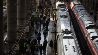 Varias personas bajan de un tren de la estación de Atocha-Almudena Grandes, a 26 de marzo de 2025.
