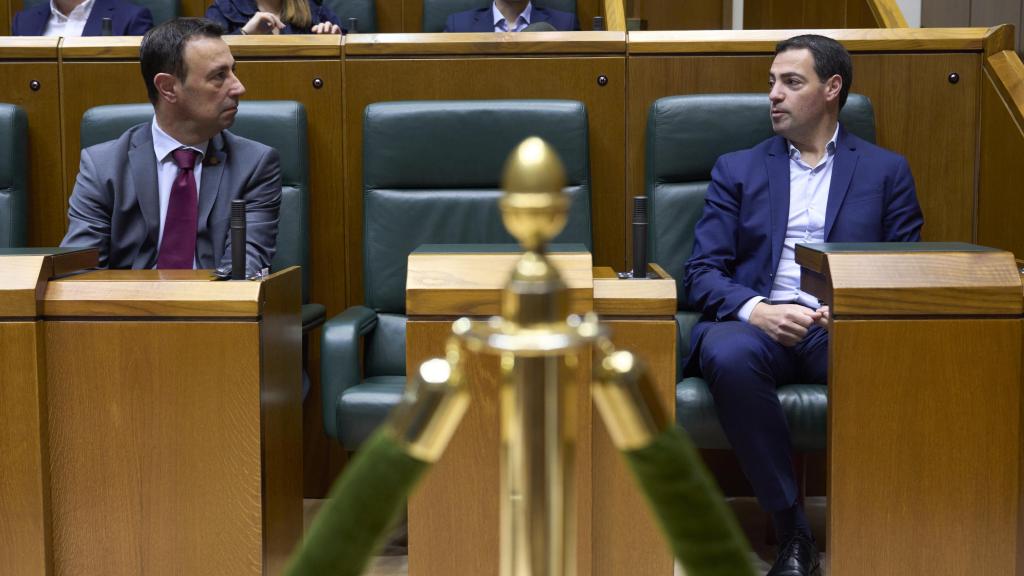 El consejero de Economía, Trabajo y Empleo, Mikel Torres, y el lehendakari, Imanol Pradales / ADRIÁN RUIZ HIERRO - EFE