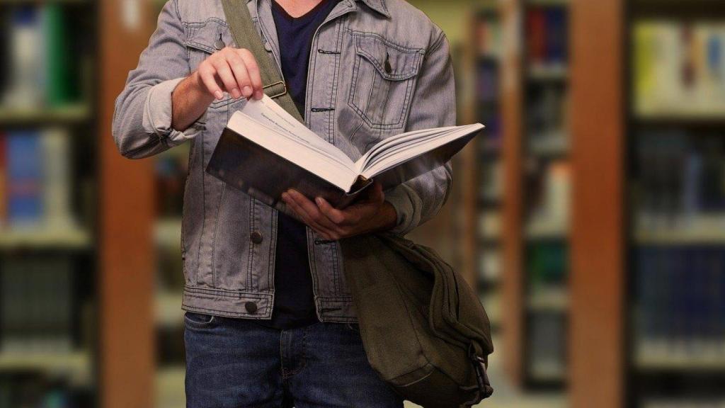 Estudiante en una biblioteca