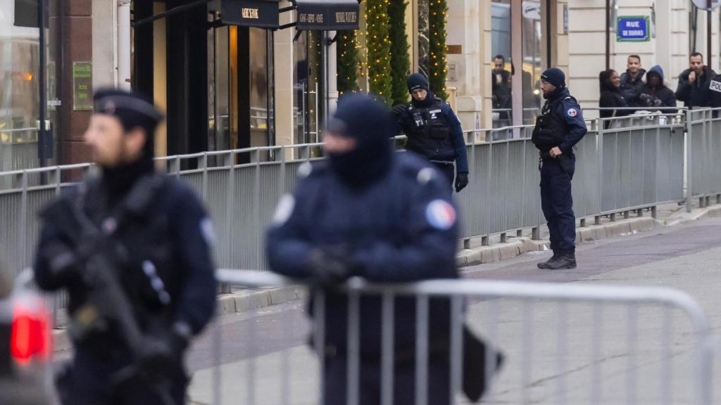 Los policías controlan el acceso al Palacio del Elíseo (Francia)