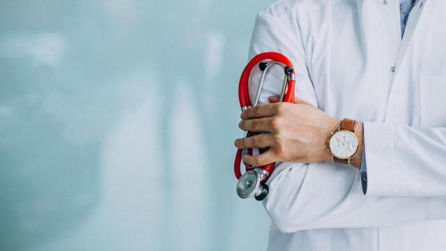 Un médico sujeta un fonendoscopio