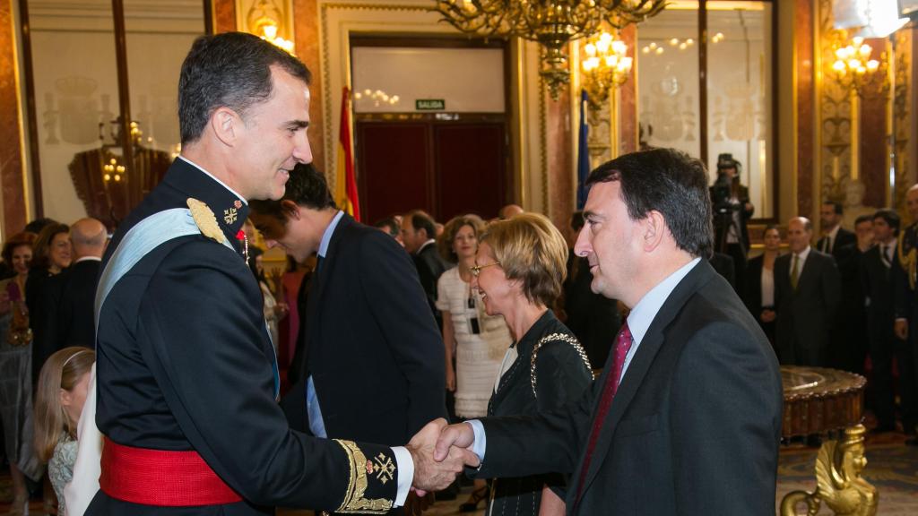 Eduardo Madina, Rosa Díez y Aitor Esteban junto a Felipe VI.