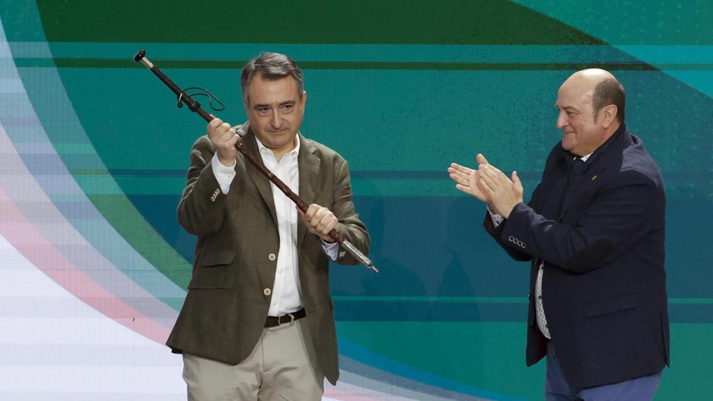 Andoni Ortuzar entrega a Aitor Esteban la makila / JUAN HERRERO - EFE
