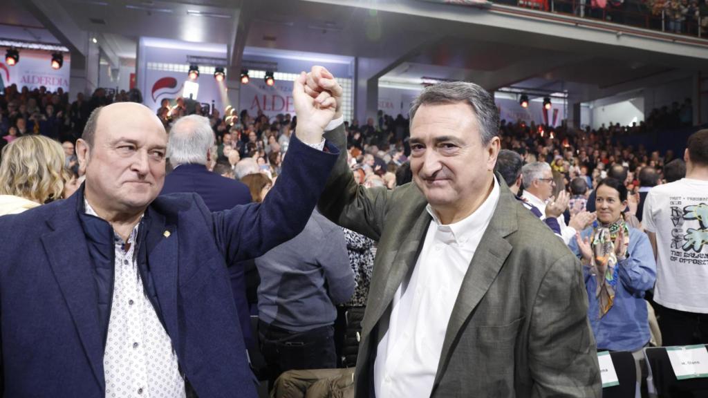 Saludo entre Andoni Ortuzar y Aitor Esteban